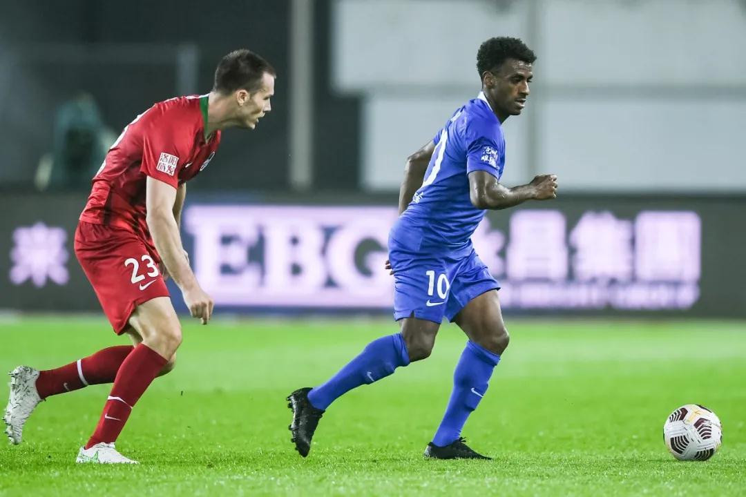 انضمام مؤثرين ونشطاء عرب للمطالبة بارتداء شارات فلسطينية في كأس العالم قطر 2022