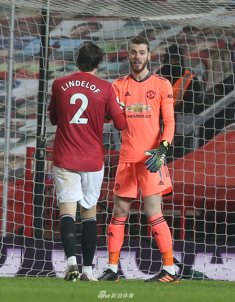 ليفربول واستون فيلا مباشر الانمواجهة مثيرة في الدوري الإنجليزي